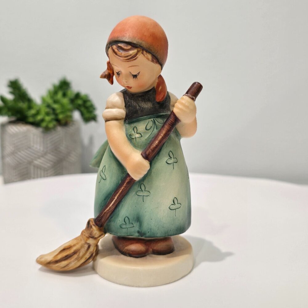 Goebel M.I. Hummel - Village Girl with Broom - No. 171, ~Mid‑1950s to Mid‑1960s‌